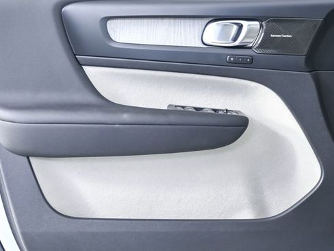 Certified 2024 Volvo XC40 B5 Plus w/ Protection Package Premier image 8