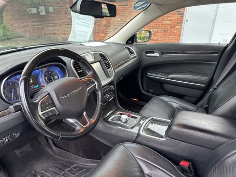 Used 2016 Chrysler 300 C image 21