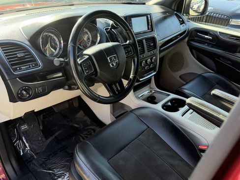Used 2019 Dodge Grand Caravan SXT image 17