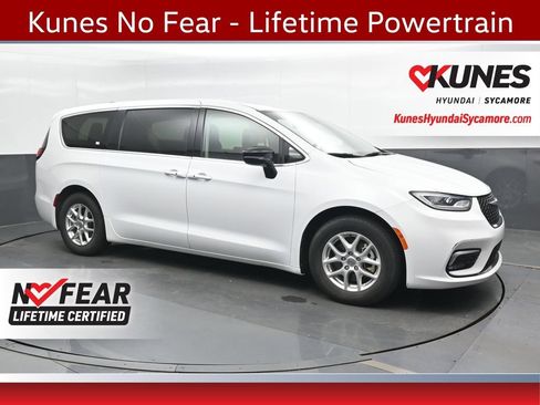 Used 2024 Chrysler Pacifica Touring-L FWD image 1