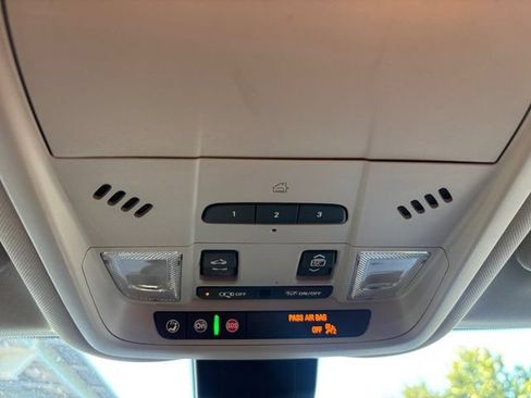 Used 2024 GMC Terrain SLT w/ Infotainment Package II FWD image 32