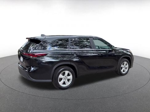 Used 2025 Toyota Highlander LE FWD image 15