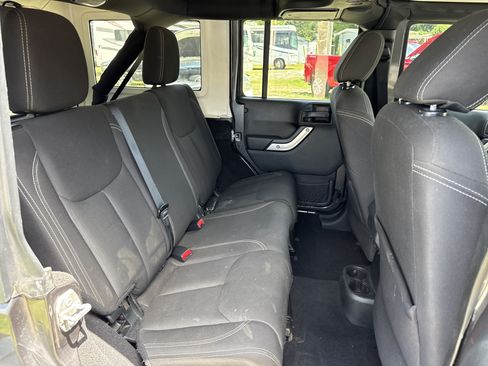 Used 2016 Jeep Wrangler Unlimited Sahara w/ Connectivity Group AWD/4WD image 25