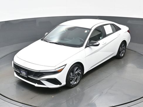 Certified 2025 Hyundai Elantra SEL image 33