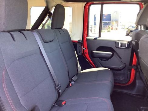 Used 2025 Jeep Wrangler Unlimited Rubicon w/ Convenience Group AWD/4WD image 35