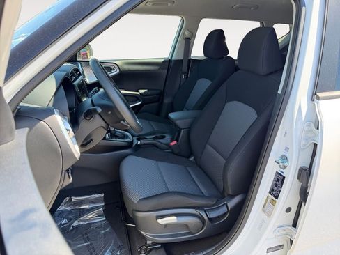 Used 2025 Kia Soul LX FWD image 6