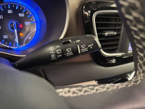 Used 2024 Chrysler Voyager LX FWD image 20