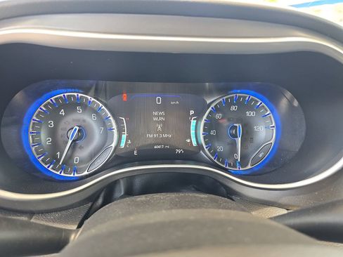 Used 2023 Chrysler Pacifica Touring-L FWD image 16