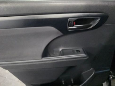 Used 2023 Toyota Highlander LE image 11