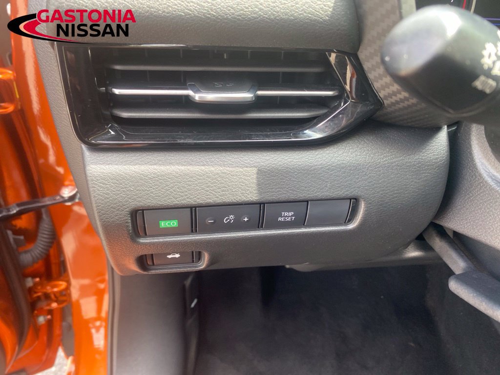 Used 2025 Nissan Sentra SR w/ SR Premium Package FWD image 23