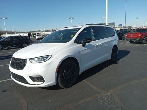 Used 2025 Chrysler Pacifica Limited image 3