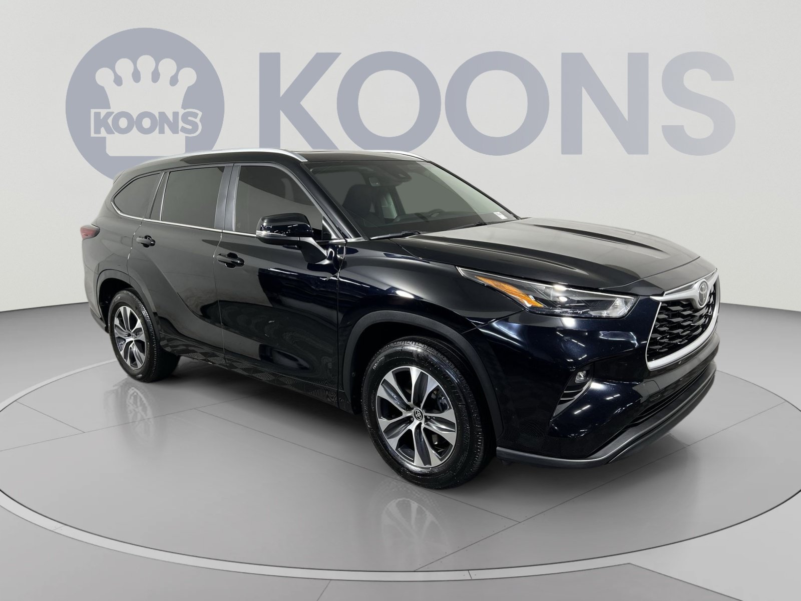 Used 2024 Toyota Highlander XLE FWD image 2