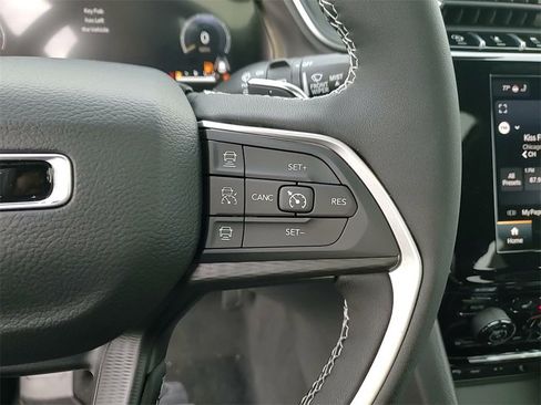 New 2025 Jeep Grand Cherokee Laredo X w/ Luxury Tech Group I image 32