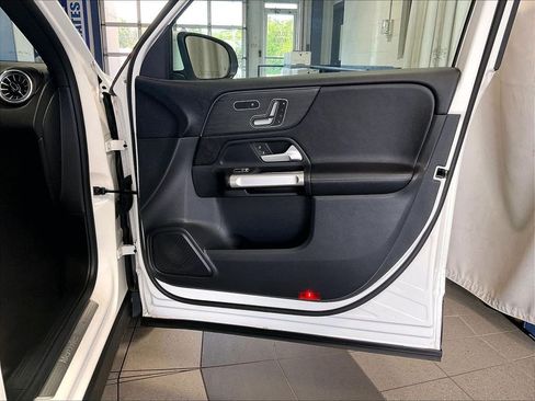 Used 2023 Mercedes-Benz GLB 250 4MATIC w/ Premium Package image 12