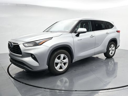 Used 2021 Toyota Highlander LE FWD image 4