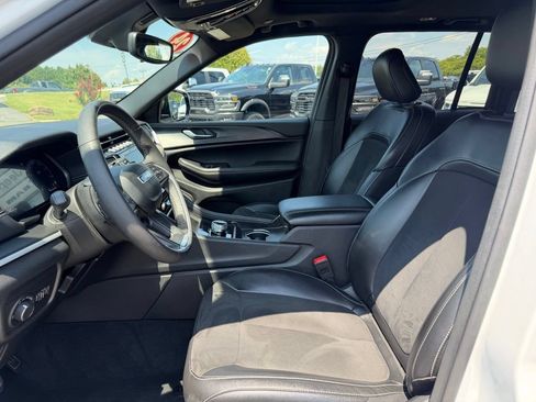 Used 2024 Jeep Grand Cherokee Altitude AWD/4WD image 15