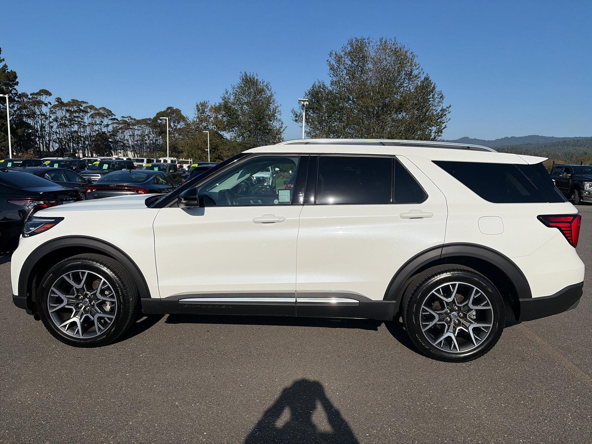 Used 2025 Ford Explorer Platinum w/ Ultimate Package AWD/4WD image 2