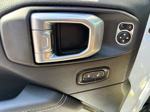 Used 2023 Jeep Wrangler Unlimited Sahara w/ Cold Weather Group AWD/4WD image 9