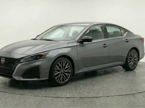 Used 2025 Nissan Altima 2.5 SV FWD image 3