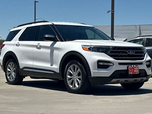 Used 2020 Ford Explorer XLT w/ Equipment Group 202A AWD/4WD image 10