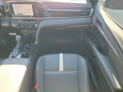 Used 2025 Toyota Camry SE image 12