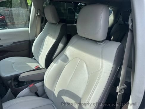 Used 2017 Chrysler Pacifica Touring-L FWD image 8