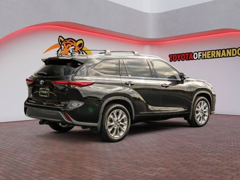 Used 2023 Toyota Highlander Limited FWD image 6