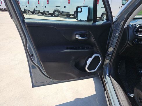 Used 2018 Jeep Renegade Latitude w/ UConnect 8.4 Nav Group FWD image 22