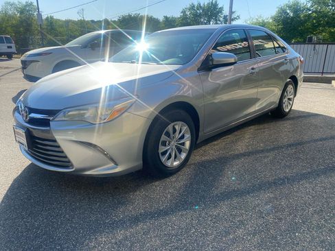 Used 2017 Toyota Camry LE FWD image 4