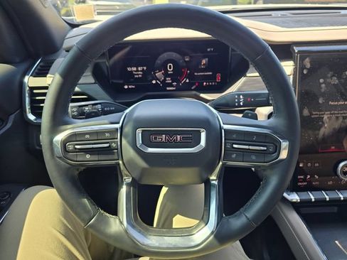 Used 2025 GMC Acadia Elevation w/ Elevation Premium Package FWD image 17