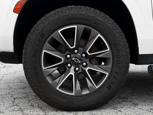 Used 2023 Chevrolet Suburban Z71 w/ Luxury Package AWD/4WD image 19