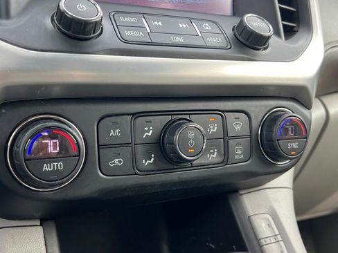 Used 2018 GMC Acadia SLT image 26