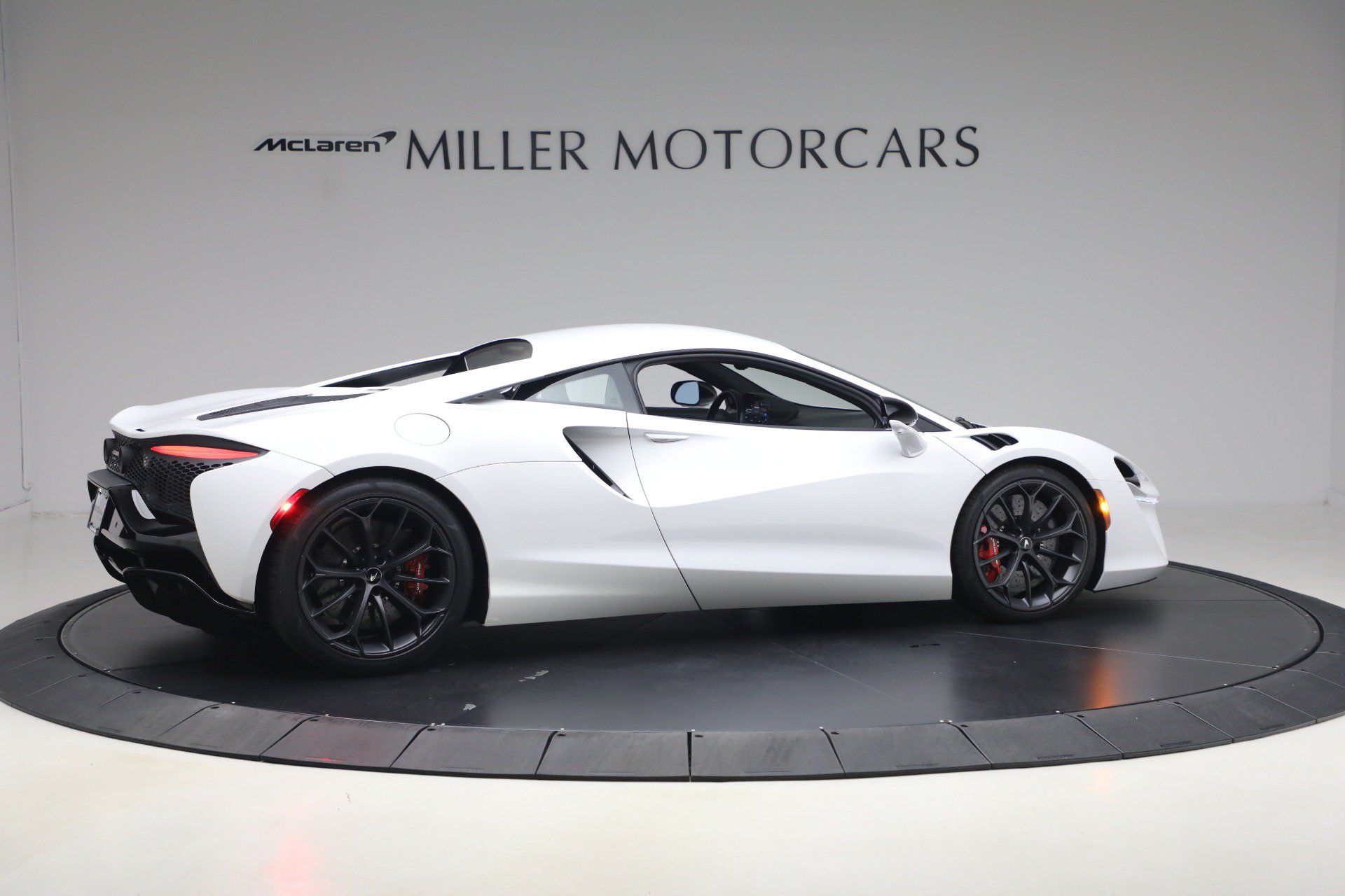 Used 2023 McLaren Artura RWD image 8