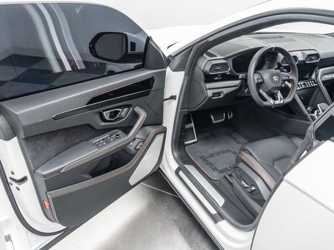 Used 2022 Lamborghini Urus AWD/4WD image 23