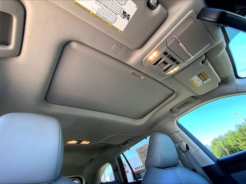 Used 2024 Toyota Highlander XLE image 14