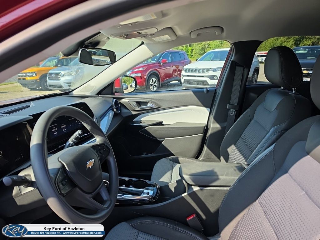 Used 2025 Chevrolet Trax LT FWD image 33