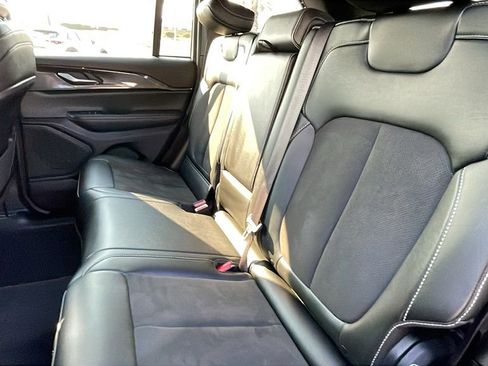 Used 2023 Jeep Grand Cherokee Altitude image 16