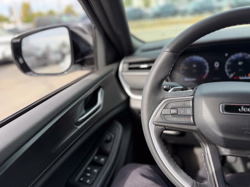 Used 2025 Jeep Grand Cherokee Altitude RWD image 8