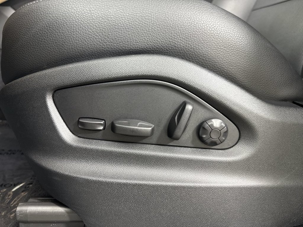Certified 2024 Porsche Cayenne AWD/4WD image 38