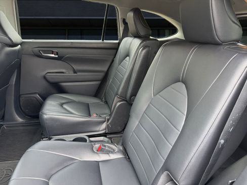 Used 2023 Toyota Highlander XLE AWD/4WD image 16