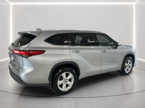 Used 2020 Toyota Highlander LE AWD/4WD image 6