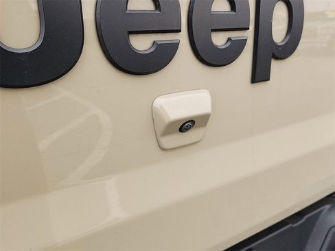 Used 2022 Jeep Gladiator Sport image 10