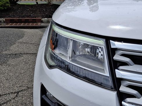 Used 2018 Ford Explorer XLT w/ Equipment Group 202A AWD/4WD image 9