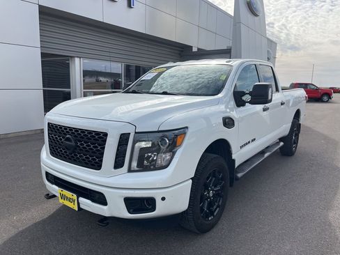 Used 2018 Nissan Titan SV w/ SV Convenience Package AWD/4WD image 2