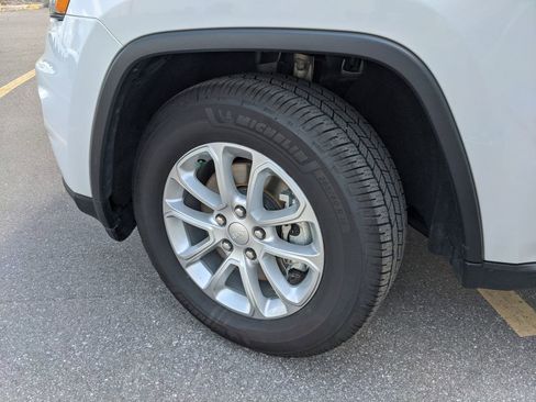 Used 2021 Jeep Grand Cherokee Laredo X image 38