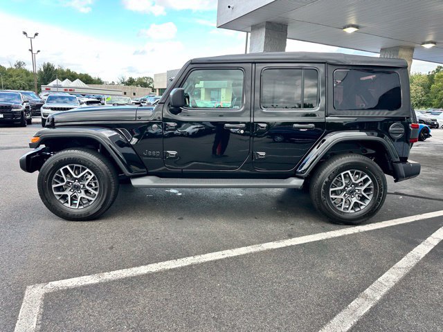 Used 2025 Jeep Wrangler Unlimited Sahara AWD/4WD image 8