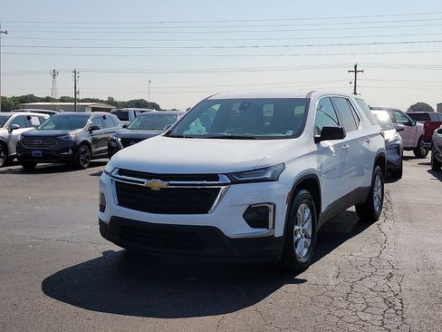 Used 2023 Chevrolet Traverse LS FWD image 2
