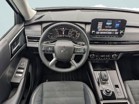 Used 2023 Mitsubishi Outlander SE image 14