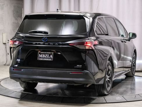Used 2023 Toyota Sienna XLE FWD image 4