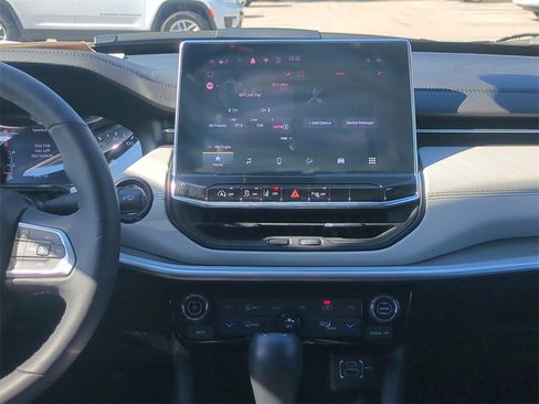 Used 2025 Jeep Compass Limited image 19